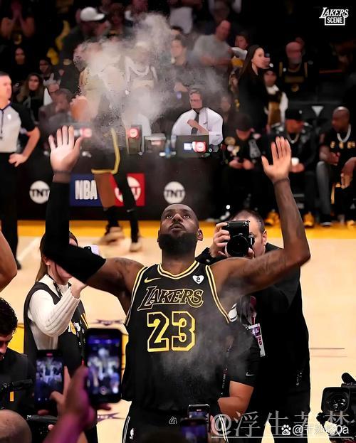 詹姆斯弧顶制导三分命中 莫兰特滞空抛射强力回敬 詹姆斯弧顶制导三分命中 莫兰特滞空抛射强力回敬